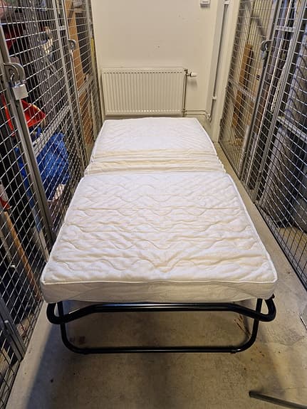 Jysk fällsäng med madrass vit