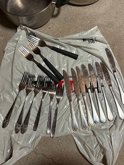 Kökspaket: 5 st kastruller, knivar och bestick