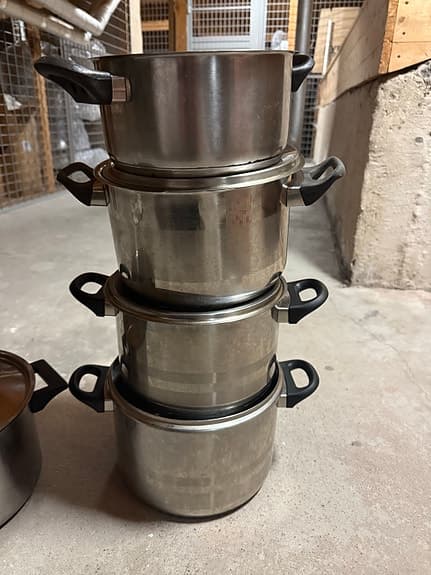 Kökspaket: 5 st kastruller, knivar och bestick