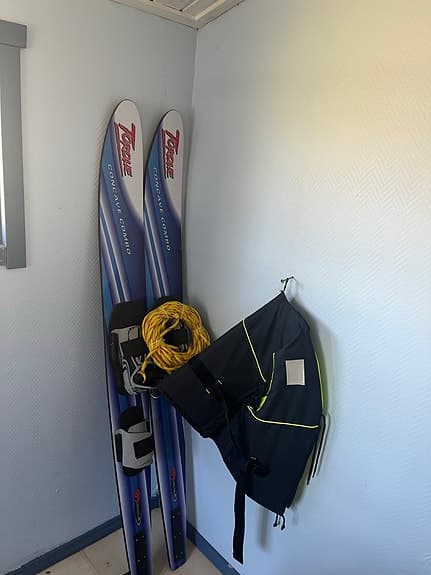 Marks vattenskidor med draglina och flytväst