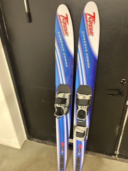 Marks vattenskidor med draglina och flytväst