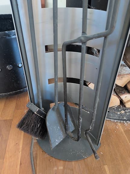 Eldstadssats med ställ borste skyffel och verktyg metall svart