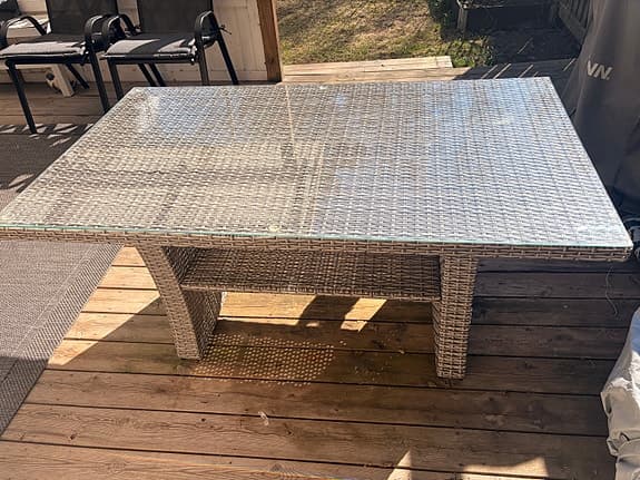 Altanbord i konstrotting med glasskiva