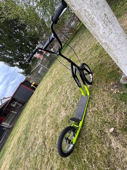 Sparkcykel med stora hjul svart/grön med bromsar