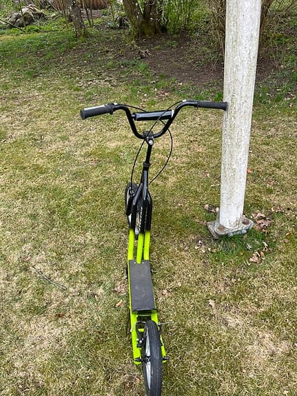 Sparkcykel med stora hjul svart/grön med bromsar