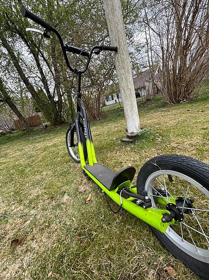 Sparkcykel med stora hjul svart/grön med bromsar