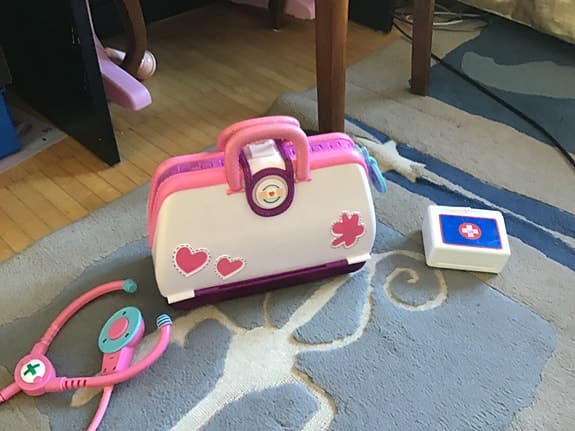 Dr Mc Stuffins ambulans, doktorväska och bok med figurer