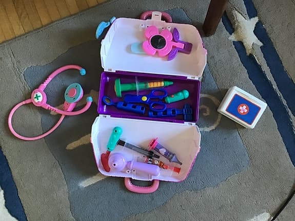 Dr Mc Stuffins ambulans, doktorväska och bok med figurer