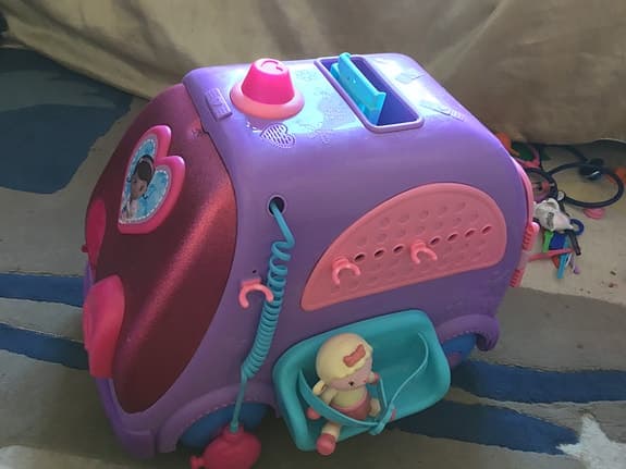Dr Mc Stuffins ambulans, doktorväska och bok med figurer