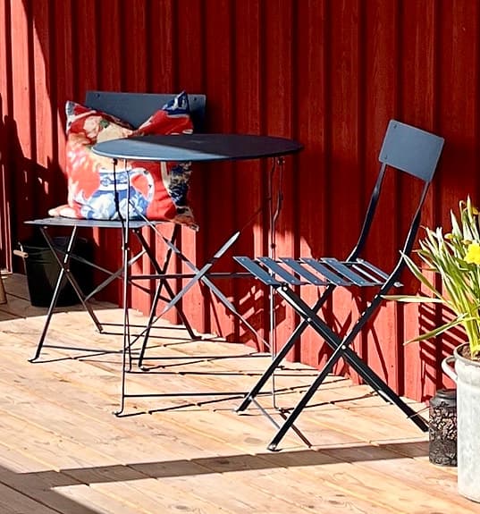 Balkongset bord och två stolar petroleumblå