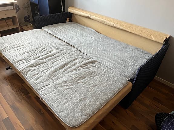 Bäddsoffa marinblå med små guldinslag