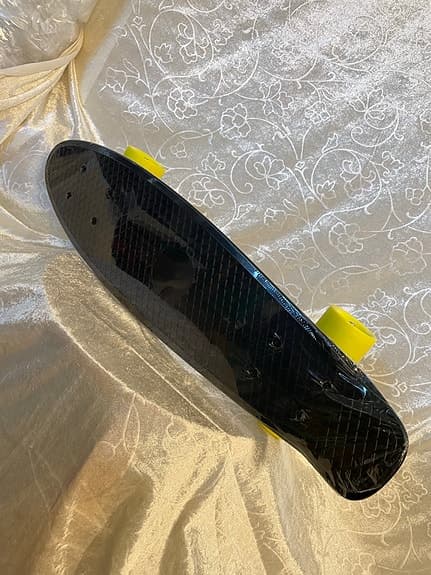 Skateboard plast 56 cm svart med gula hjul