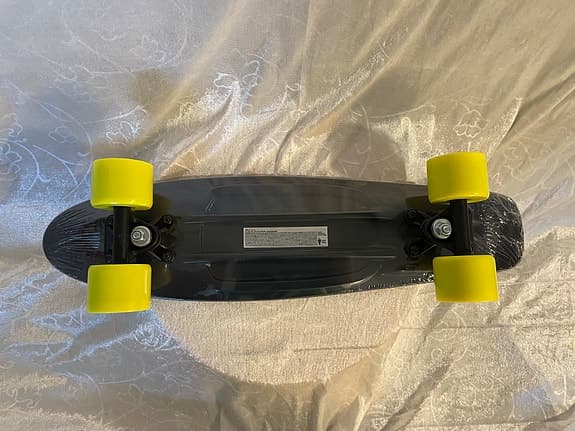 Skateboard plast 56 cm svart med gula hjul