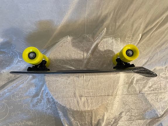 Skateboard plast 56 cm svart med gula hjul