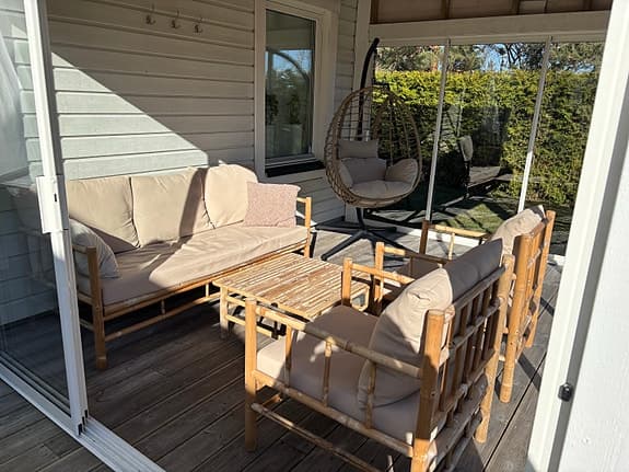 Loungegrupp i bambu med beige dynor