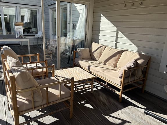 Loungegrupp i bambu med beige dynor