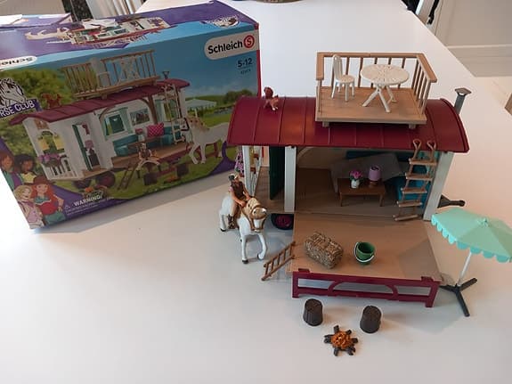 Schleich Husvagn med tillbehör och häst