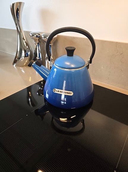 två vattenkokare från le creuset