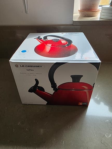 två vattenkokare från le creuset