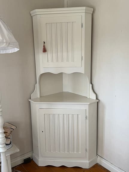 Hörnskåp trä vitt