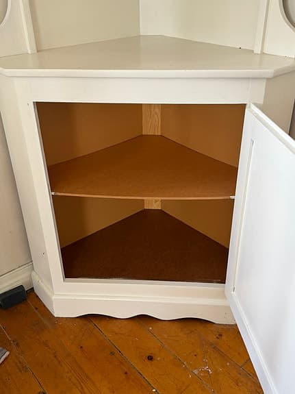 Hörnskåp trä vitt