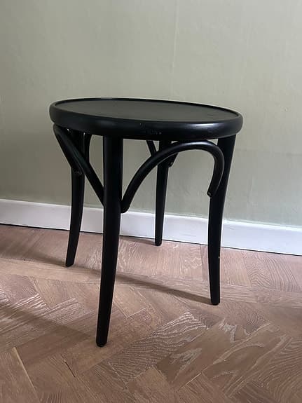 Ton No 60 pall – klassisk design i svart