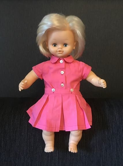 Docka Skrållan ljushårig retro med skiva ca 45 cm lång.