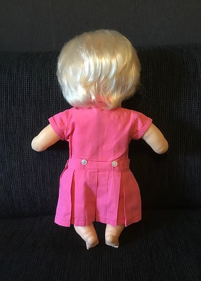 Docka Skrållan ljushårig retro med skiva ca 45 cm lång.