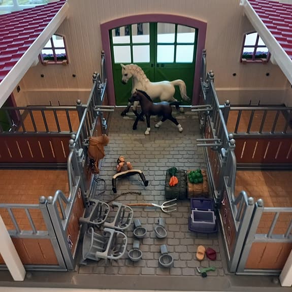 Schleich stall med hagar
