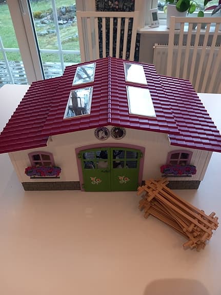 Schleich stall med hagar