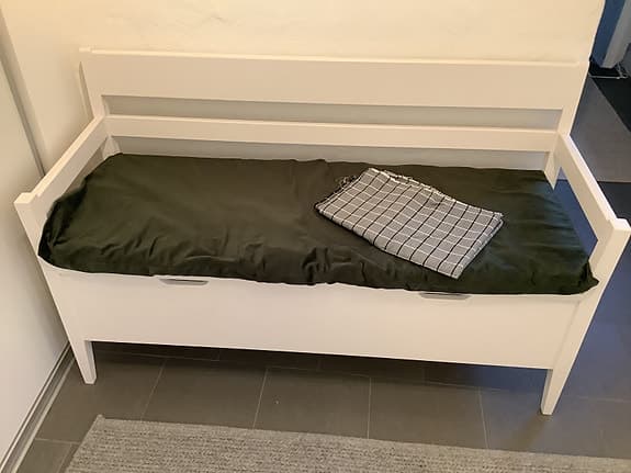 Bänk med förvaring vit trä med dyna. + extra tyg.