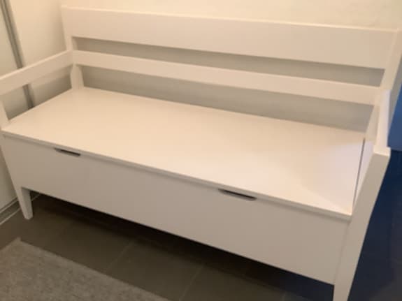 Bänk med förvaring vit trä med dyna. + extra tyg.