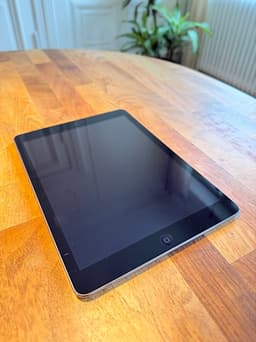 iPad Air 16 GB (A1475) i fint skick – alltid haft fodral