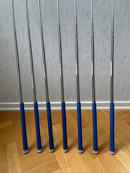 VÄNSTER Cobra King F8 järnset (5-GW) golfklubbor