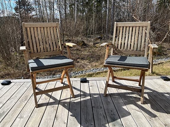 Två hopfällbara trädgårdsstolar av massiv teak