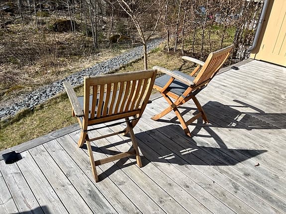 Två hopfällbara trädgårdsstolar av massiv teak