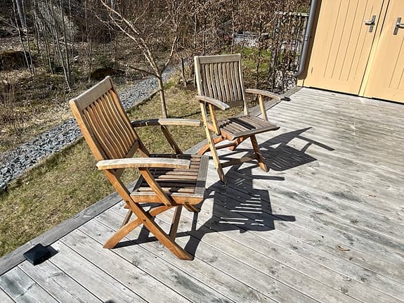 Två hopfällbara trädgårdsstolar av massiv teak