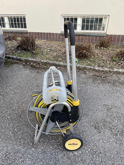 Trädgårdsslang på vagn med oscillernade vattenspridare