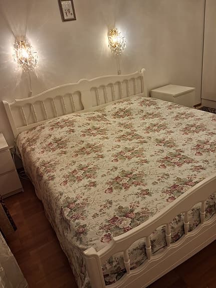 Vacker vit Sängram dubbelsäng i trä, mycket bra skick!