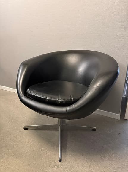 Två 60-tals snurrfåtöljer i konstskinn med förkromat underrede