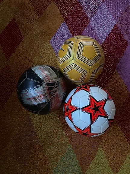 Tre Adidas och Nike fotbollar