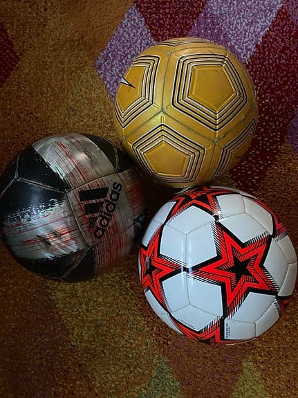 Tre Adidas och Nike fotbollar