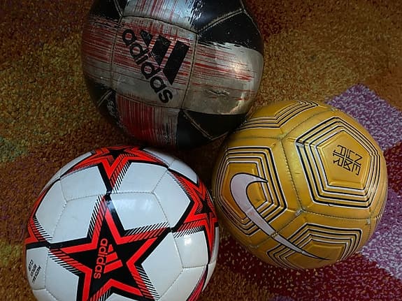 Tre Adidas och Nike fotbollar