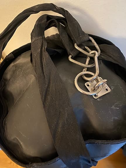 Everlast boxsäck svart med upphängning och boxhandskar Fighter Pro svart
