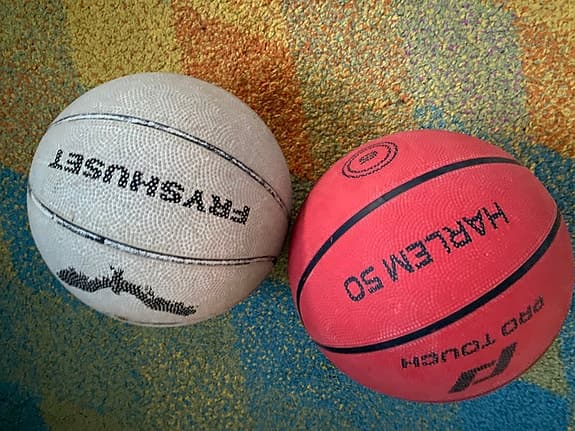 Tre basketbollar säljs tillsammans