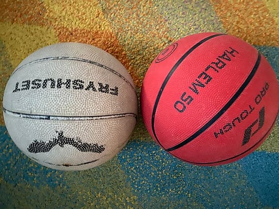 Tre basketbollar säljs tillsammans