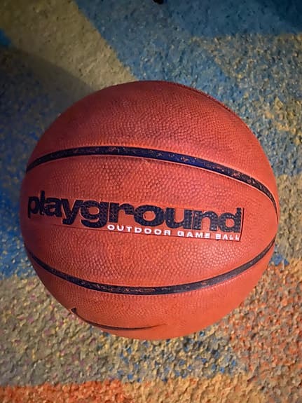 Tre basketbollar säljs tillsammans