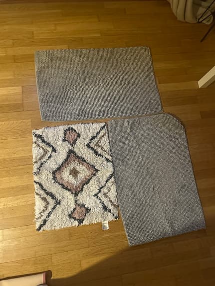 Ikea och H&M badrumsmattor grå och mönstrad