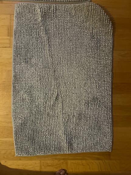 Ikea och H&M badrumsmattor grå och mönstrad