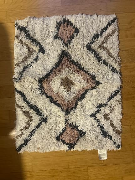 Ikea och H&M badrumsmattor grå och mönstrad